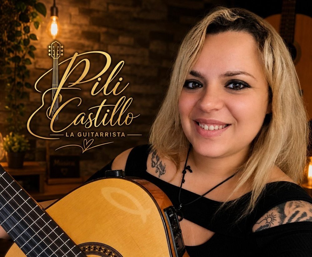 Pili Castillo con su guitarra en su estudio
